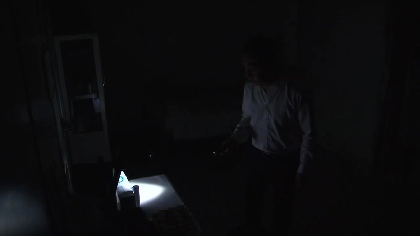 懐中電灯に照らされたまま何度も犯されイキする女教師_3